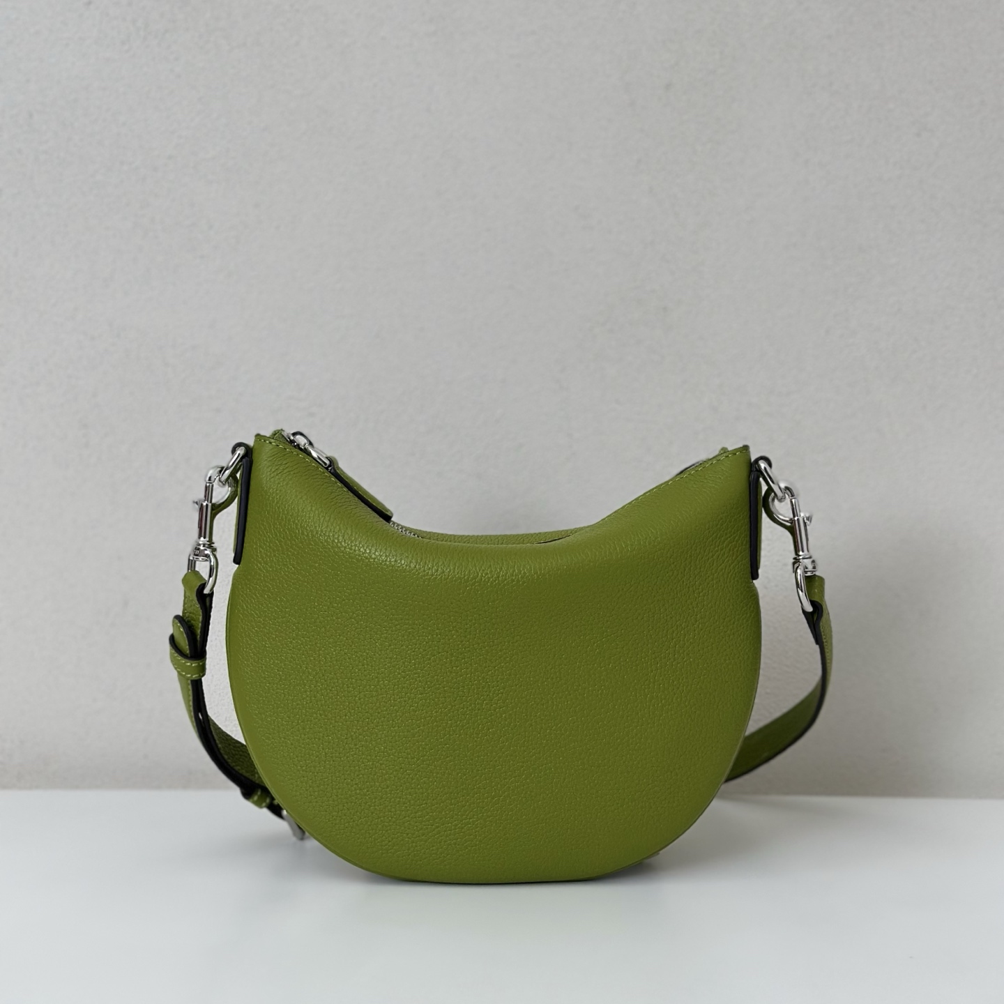 Gvc*1 g body leather bag-23*18.5*2cm